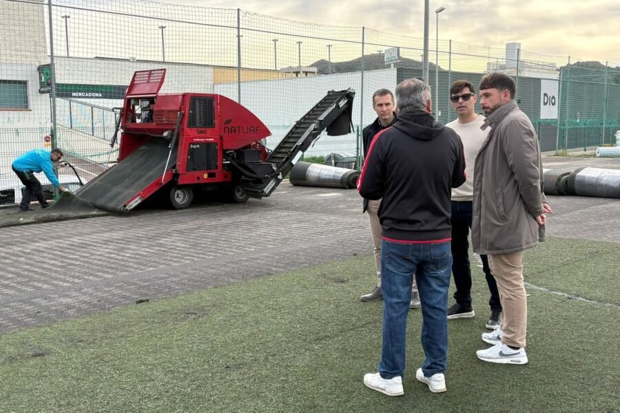 El Ayuntamiento inicia la renovación del césped en tres campos de fútbol 5 para mejorar las instalaciones deportivas