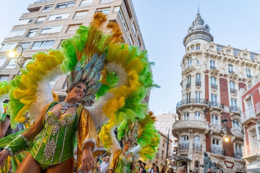 El arranque del Carnaval de Cartagena llena de color la agenda del fin de semana