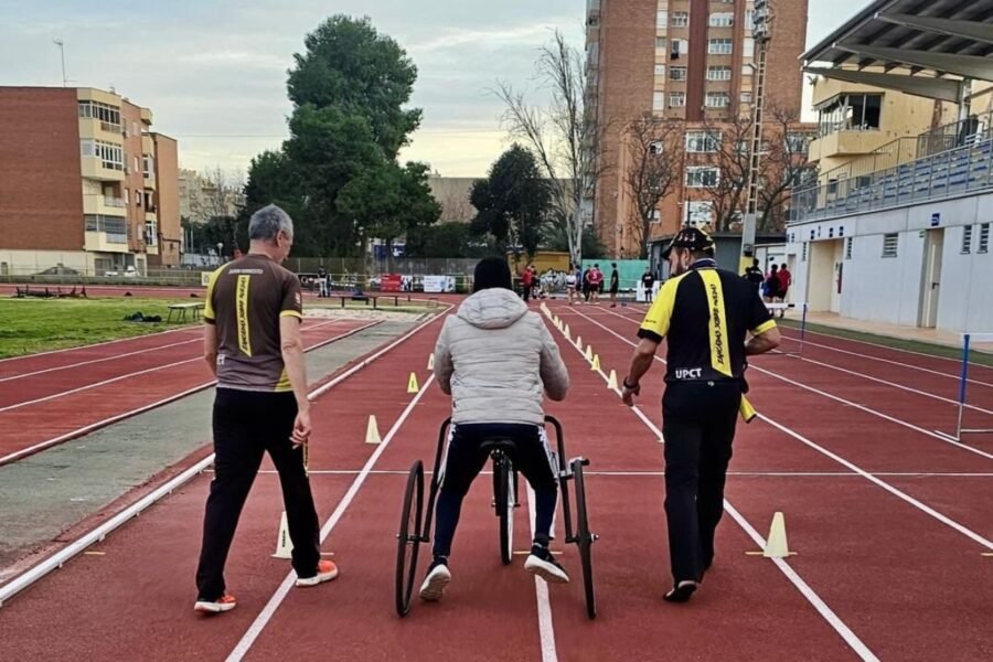 La pista de atletismo de Cartagena sirve de entreno a un nuevo deporte paralímpico