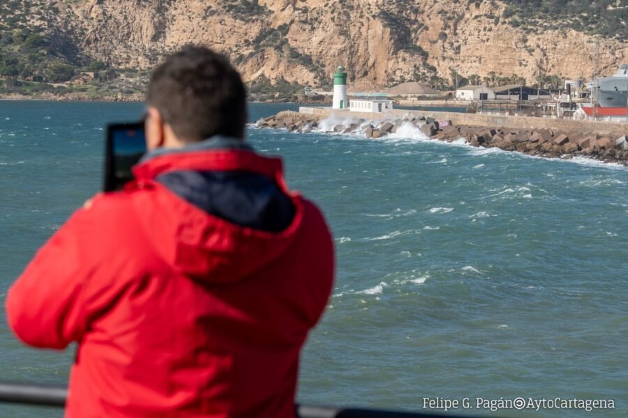 El Ayuntamiento activa los recursos municipales para afrontar el episodio de fuertes vientos y oleaje que se espera para la jornada de este jueves