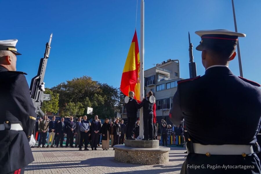 La Bandera de España ya ondea en la Plaza de la Marina de Santa Lucía