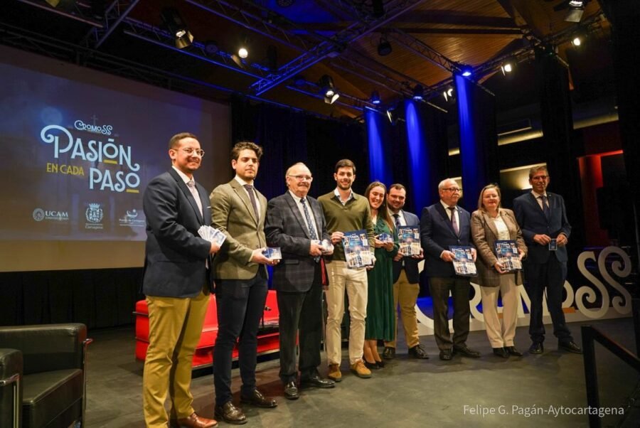 La Semana Santa de Cartagena ya cuenta con su propia colección de cromos para fomentar la tradición entre los más jóvenes