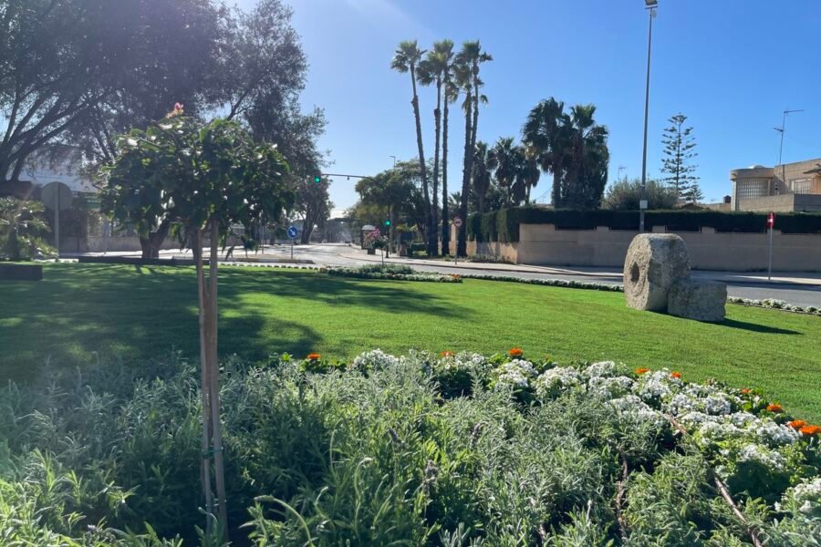 Cartagena embellece la entrada al Polígono Santa Ana con la renovación de su rotonda principal