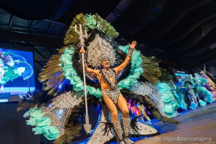 David, de la comparsa Nova Cartago, se alza con la corona de Rey del Carnaval de Cartagena 2026