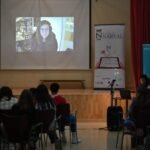 La escritora May López, finalista del Premio Hache 2026, conversa con estudiantes en un podcast para Radio Mandarache