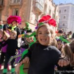 Los más pequeños lucen sus disfraces y bailes en el Pasacalles del Carnaval Escolar