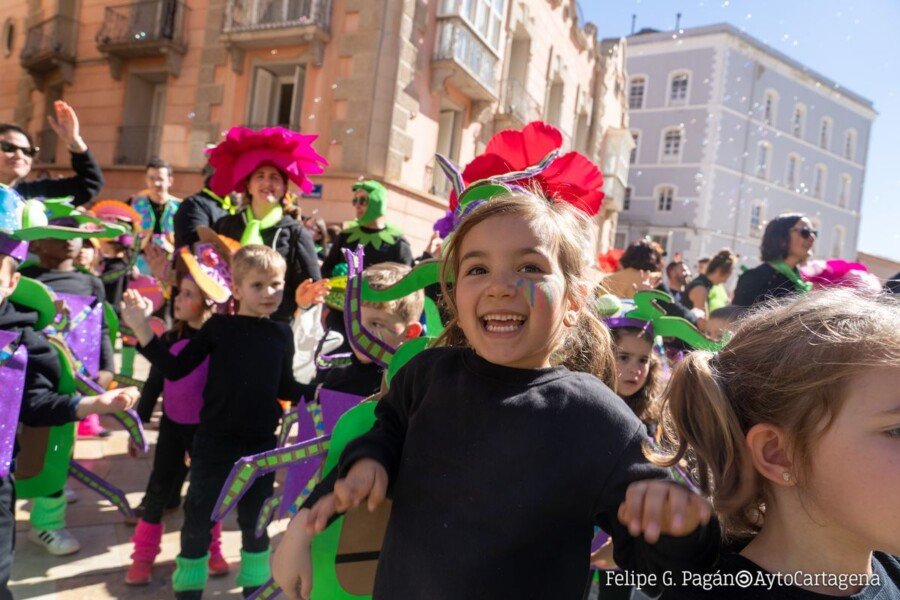 Los más pequeños lucen sus disfraces y bailes en el Pasacalles del Carnaval Escolar 2 Pasacalles de Carnaval Escolar de Cartagena 2026
