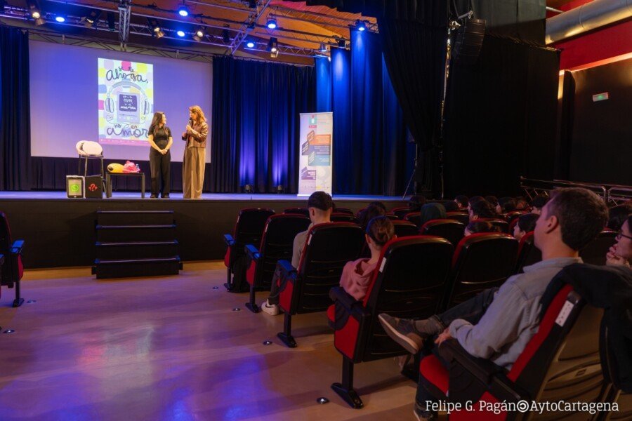 ‘Si te ahoga no es amor’ se acerca a 700 jóvenes con un monólogo sobre ghosting, sexting y enfermedades de transmisión sexual ‘Si te ahoga no es amor’ se acerca a 700 jóvenes con un monólogo sobre ghosting, sexting y enfermedades de transmisión sexual