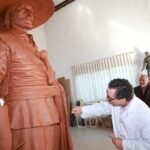 Pérez-Reverte avala el monumento a Alatriste con el que Cartagena homenajea al escritor y a los tercios