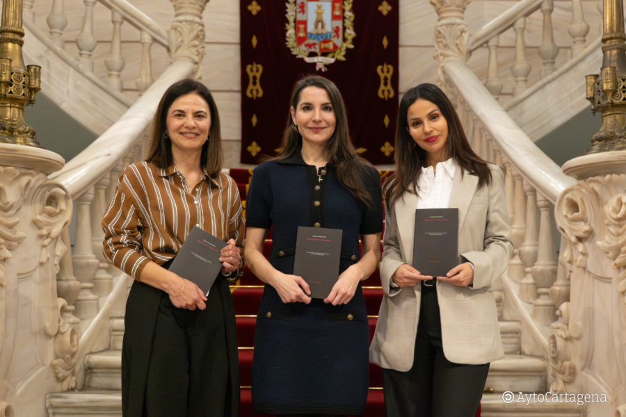 Carmen Palomo recibe en Cartagena el 39º Premio Internacional Antonio Oliver por su poemario ‘Monstruos y prodigios’