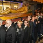 El Cristo Yacente rememora los cien años de su llegada a Cartagena recorriendo a hombros el centro de la ciudad