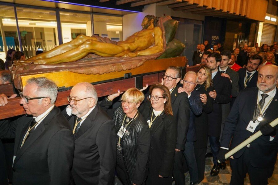 El Cristo Yacente rememora los cien años de su llegada a Cartagena recorriendo a hombros el centro de la ciudad