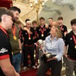 Los juveniles del Jimbee muestran orgullosos su triunfo en la Copa de España
