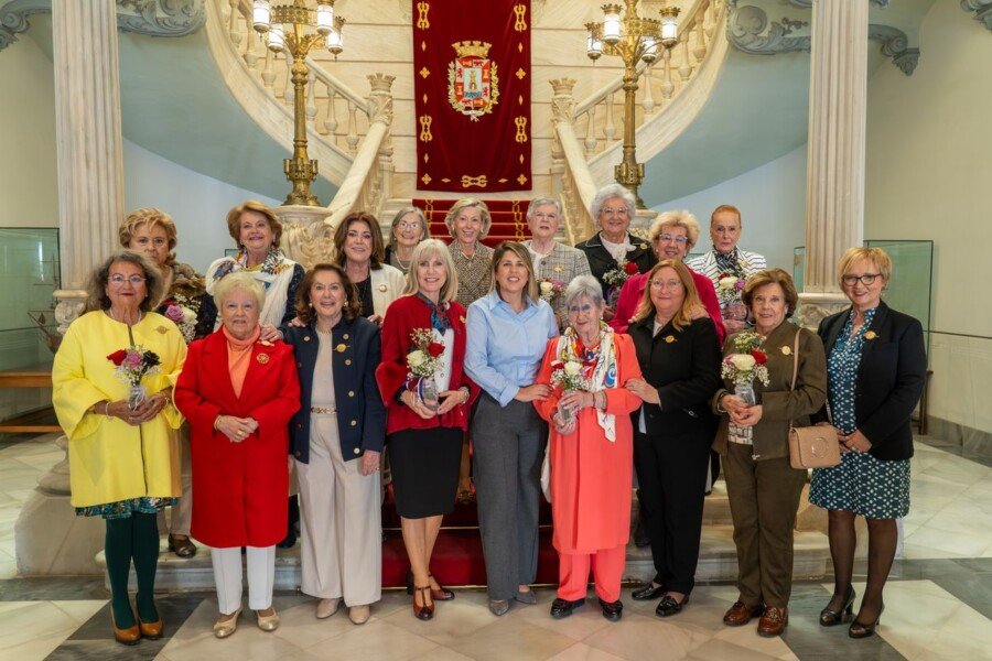 La alcaldesa rinde homenaje a la mujer cofrade en el tradicional almuerzo con las Nazarenas Mayores