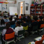 La poeta cartagenera Sara Martínez visita centros educativos que participan en el Premio Mandarache