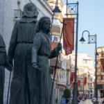 El Ayuntamiento engalana el recorrido de las procesiones con un centenar de estandartes con el escudo de Cartagena