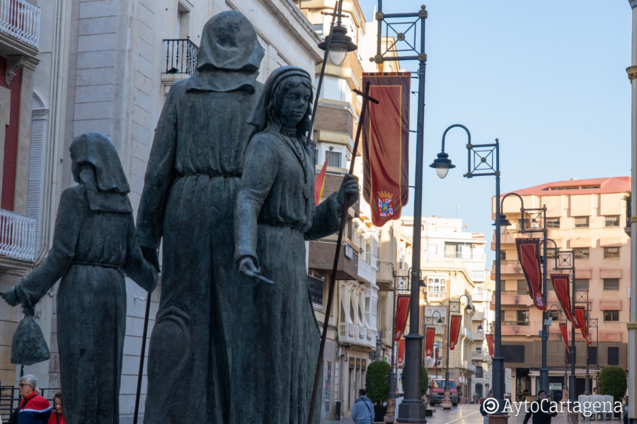 El Ayuntamiento engalana el recorrido de las procesiones con un centenar de estandartes con el escudo de Cartagena