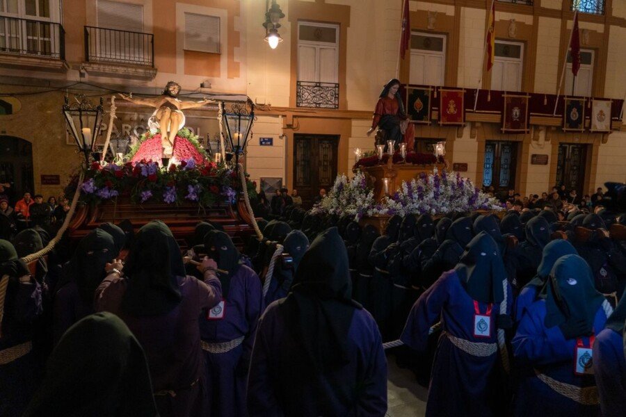 Cartagena sale de madrugada a la calle para vivir con el Cristo del Socorro el inicio de la Semana Santa