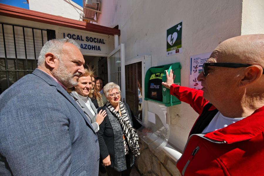 El Ayuntamiento refuerza la seguridad en La Azohía con la instalación de un nuevo desfibrilador en su Local Social