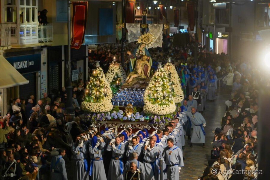 Multitud de Promesas acompañan con fervor a La Piedad en este Lunes Santo