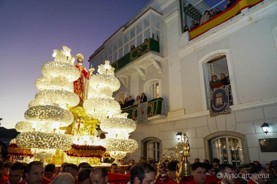 Los Apóstoles californios imprimen su carácter castrense y singular al Martes Santo cartagenero