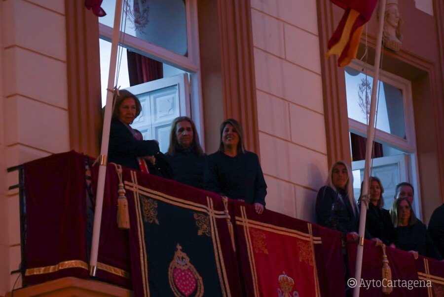 La Reina Doña Sofia y las Infantas Doña Elena y Doña Cristina presencian la procesión del Silencio