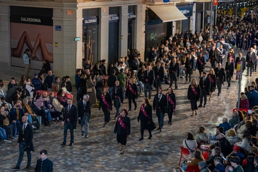 La Corporación municipal sigue al Sepulcro en la procesión del Santo Entierro