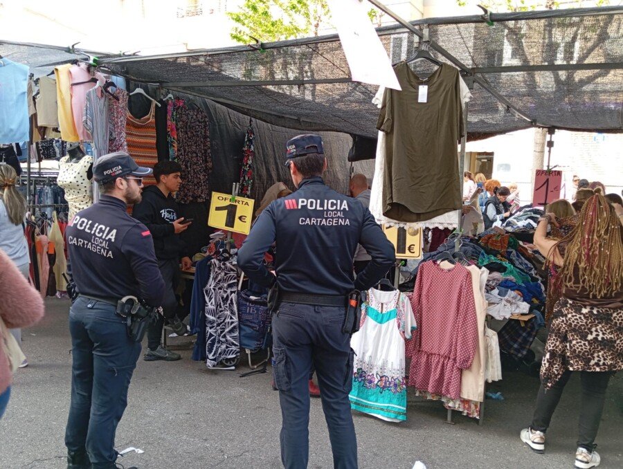 Policía Local controla la venta segura de ropa de segunda mano en mercadillos ambulantes