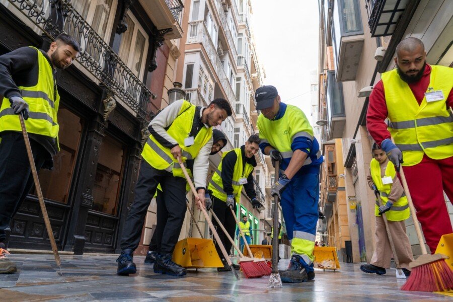 Operativo especial de limpieza de suelo en el casco histórico y el Ensanche