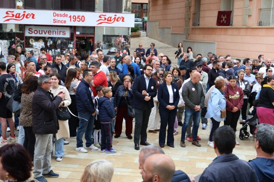 Los trabajadores de SABIC se concentran en la plaza del Ayuntamiento en defensa del empleo y la continuidad de la planta de La Aljorra