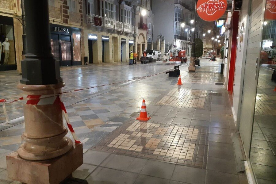 Instalan la estructura de Teselas en la calle del Carmen y el miércoles llegan las primeras telas