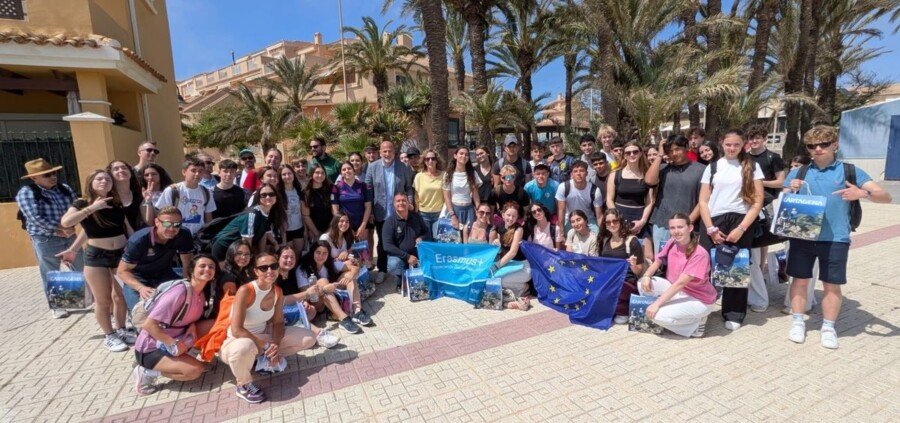Estudiantes europeos descubren la riqueza natural de Cartagena a través del Sendero Azul La Manga–Cabo de Palos