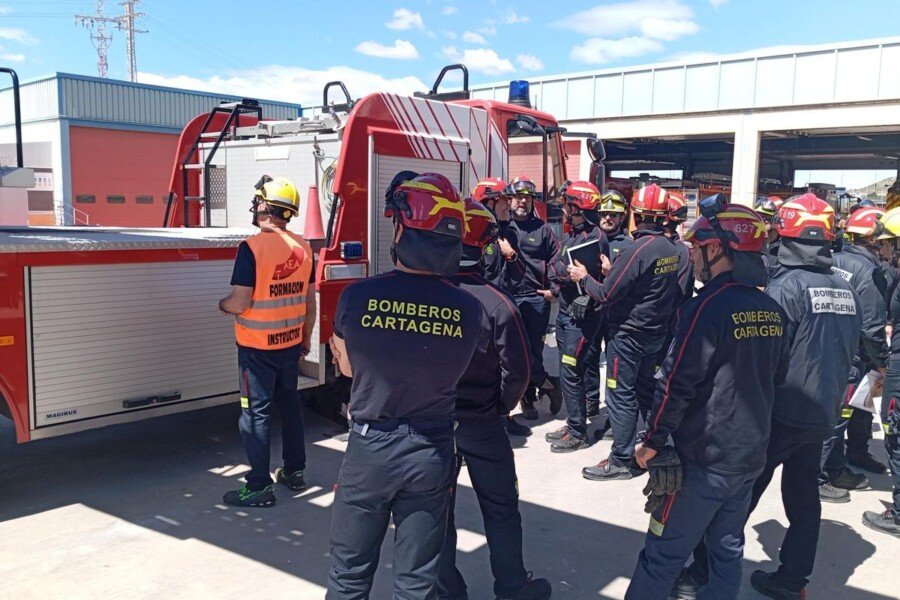 Bomberos de Cartagena se especializan en técnicas de manejo de vehículos de altura
