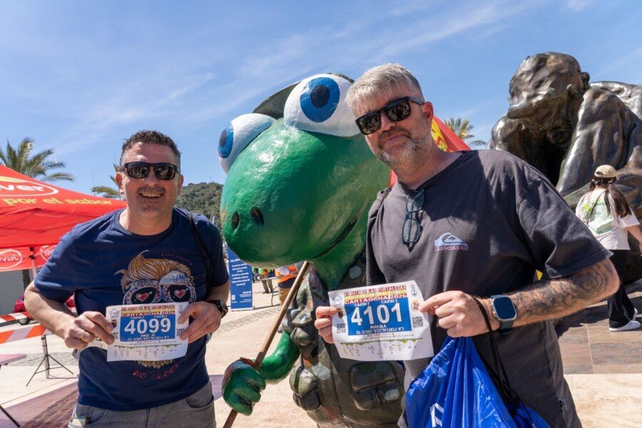 El reparto de dorsales de la Ruta de las Fortalezas llena el puerto de runners en las horas previas a la carrera