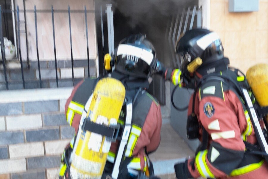 Bomberos de Cartagena intervienen en el incendio de una vivienda en Los Dolores