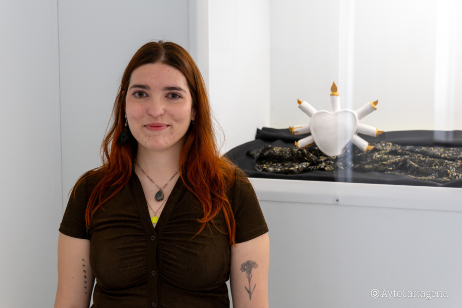 Candelaria Díaz explora su identidad artística a través de la tradición cristiana con su exposición ‘Letanías’