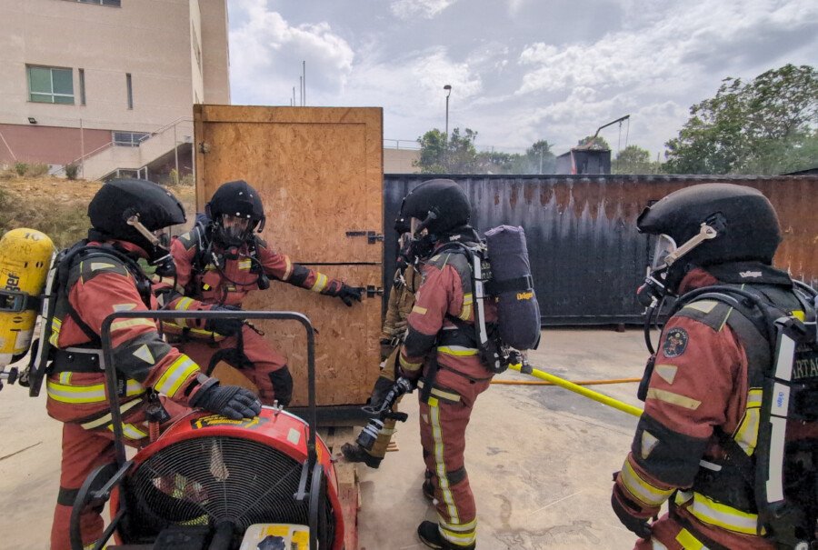 Bomberos de Cartagena se forman sobre actuación en incendios de interior