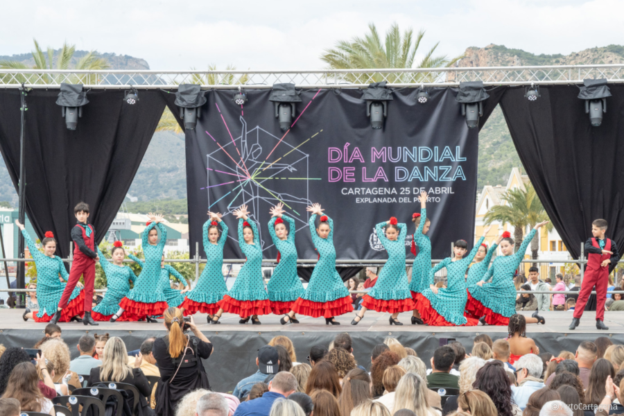 Más de 400 bailarines muestran su talento en Cartagena por el Día de la Danza