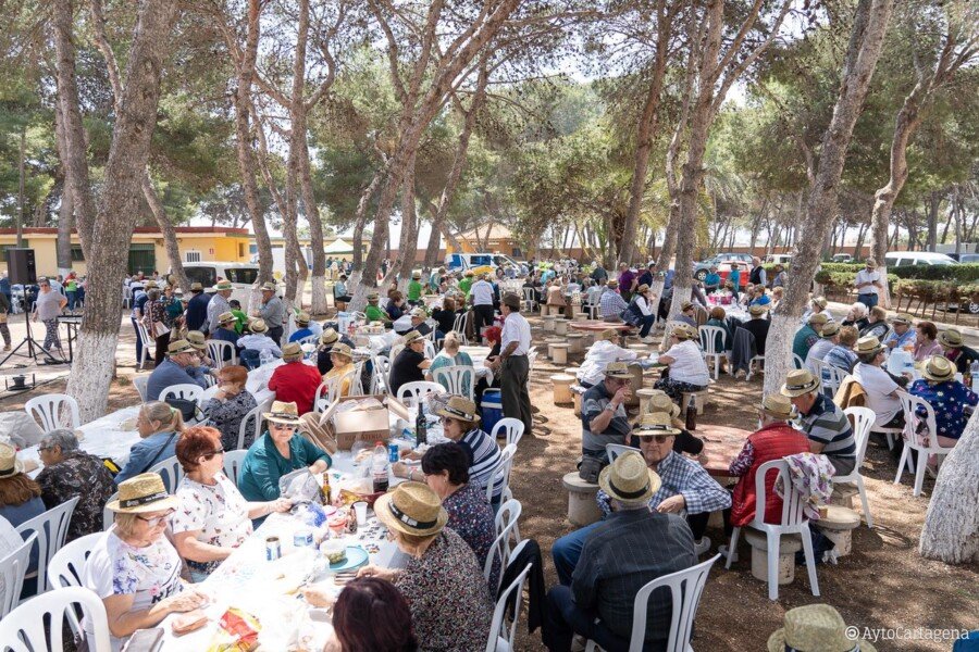 Los mayores celebran el fin de curso con la tradicional jornada de convivencia en Los Urrutias