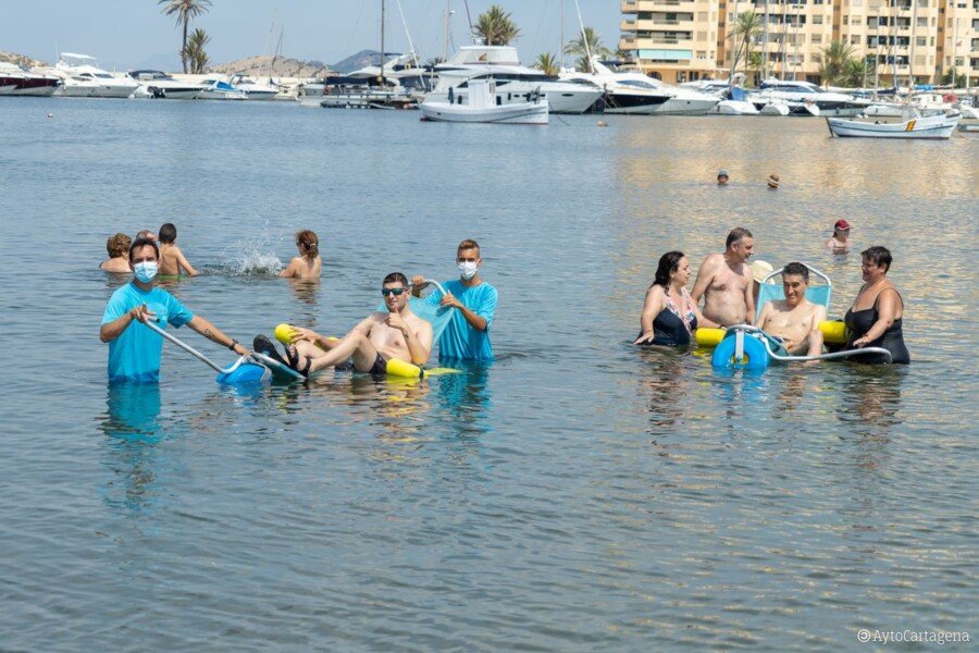 La playa de Levante de Cabo de Palos tendrá por primera vez baño asistido este verano dentro del proyecto Cartagena Accesible