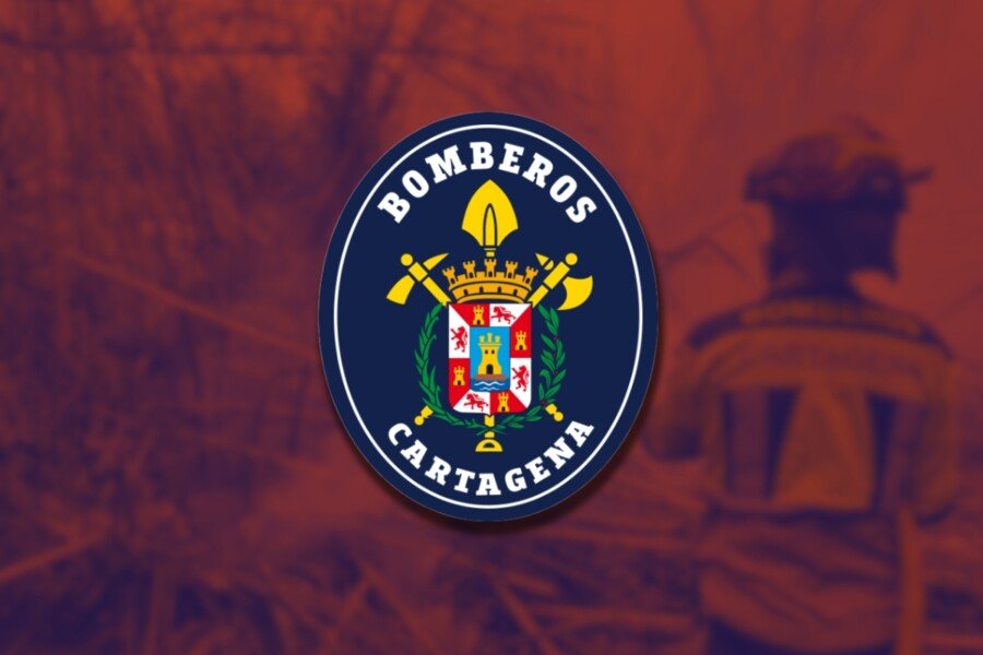 Bomberos apagan el incendio en un restaurante de La Manga