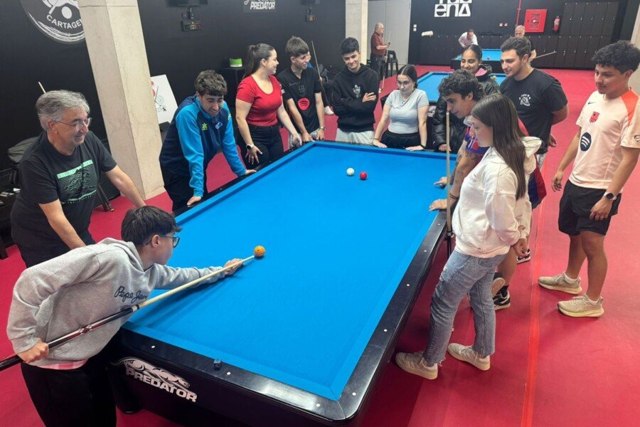 El Club Billar C. Cartagena finaliza las visitas del programa ADE en un encuentro con alumnos del  IES Mediterráneo