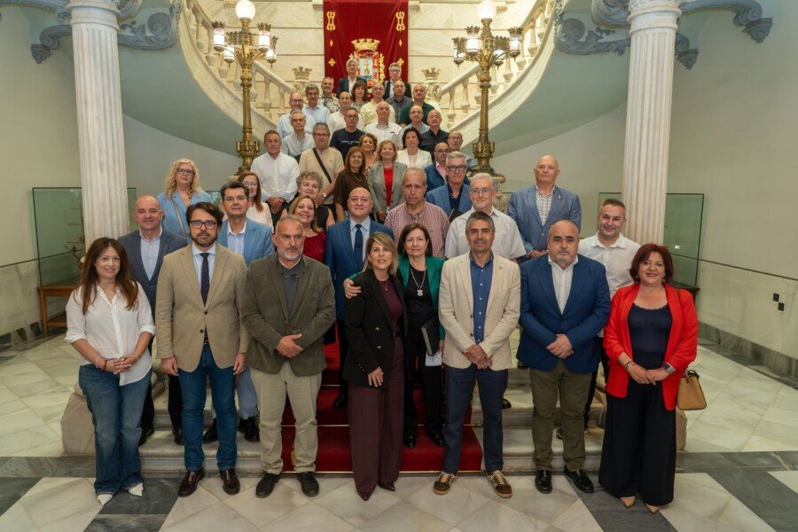 Medio centenar de empleados municipales reciben el reconocimiento a los años de servicio prestados en el Ayuntamiento
