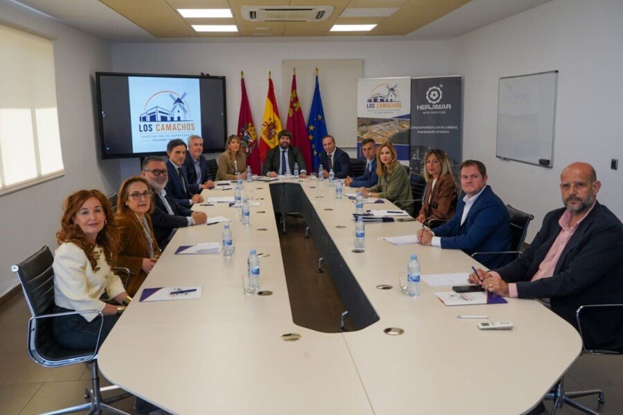 Ayuntamiento, Comunidad y patronal unen fuerzas para desbloquear suelo industrial y accesos en Los Camachos