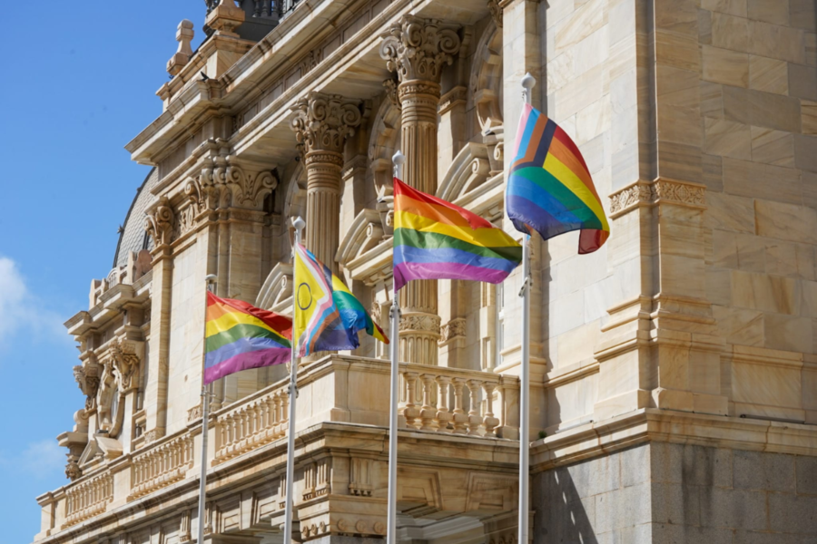 El Ayuntamiento iza la bandera arcoíris por el Día Internacional contra la LGTBIfobia