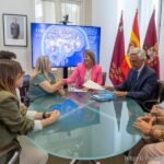 El Ayuntamiento entrega el solar para el centro de ayuda a pacientes de Esclerosis Múltiple en Cartagena